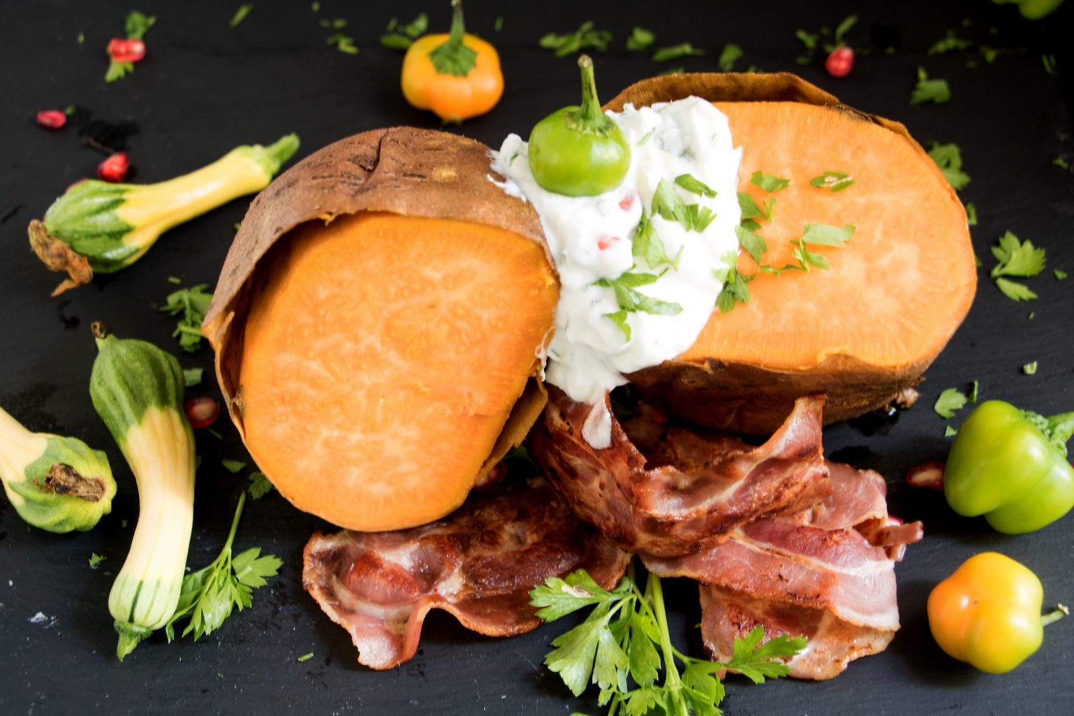 Gebackene Süßkartoffeln mit Gartenkräuter-Füllung