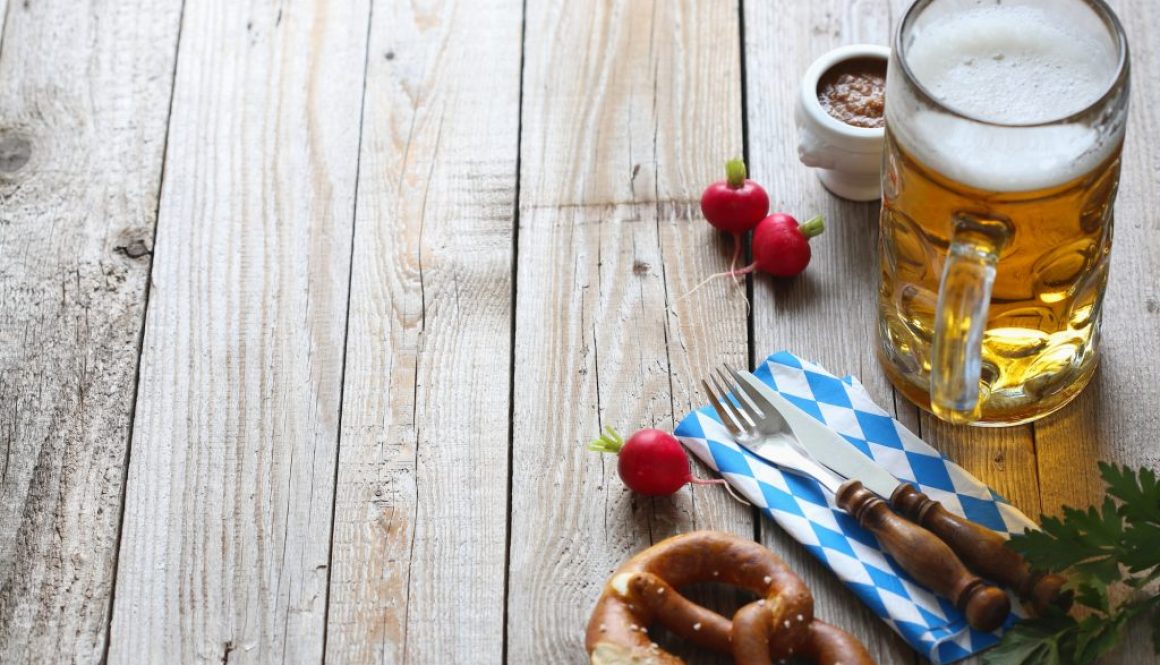 Bayerische Tischdekoration für das Oktoberfest im Garten