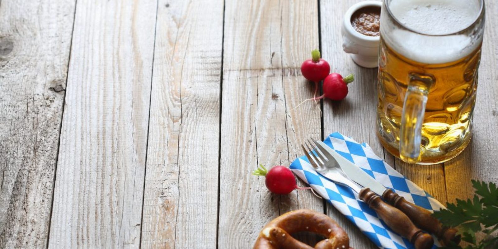 Bayerische Tischdekoration für das Oktoberfest im Garten