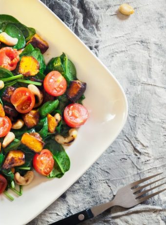 Gerösteter Kürbissalat mit Spinat, Tomaten und Nüssen