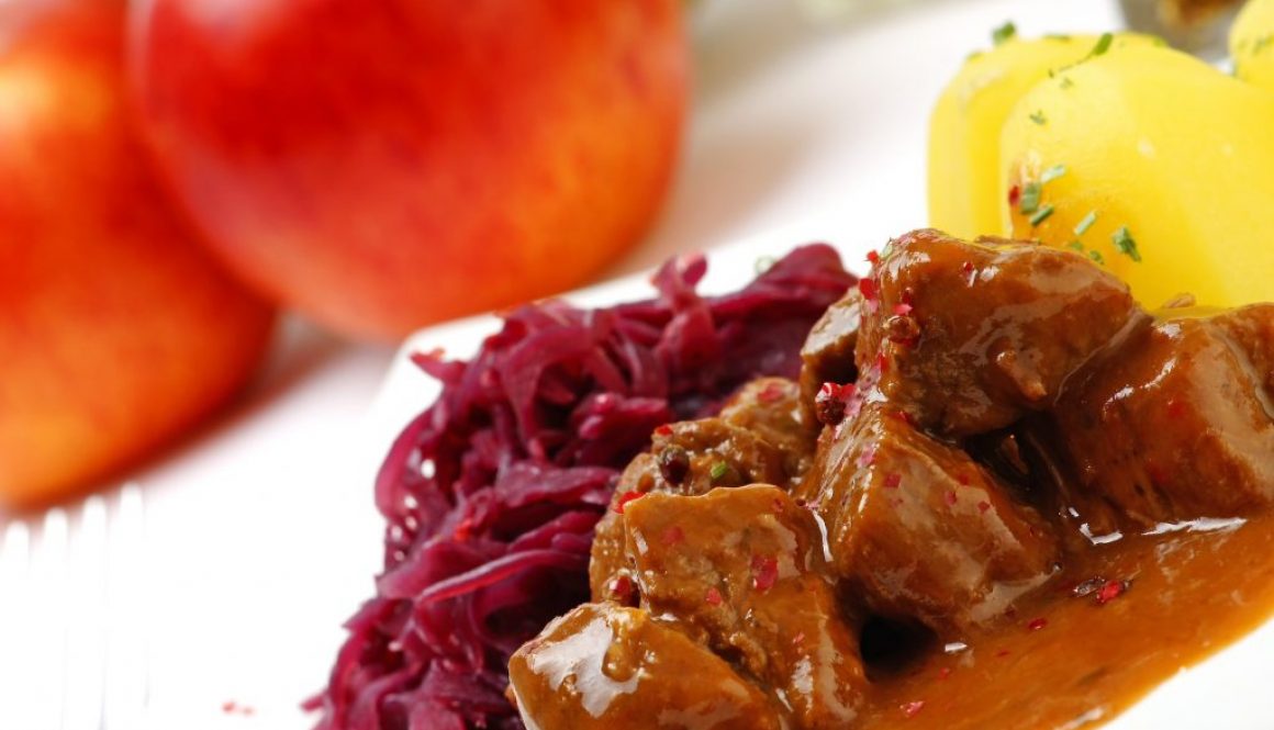 Gulasch, Rotkohl und Kartoffeln