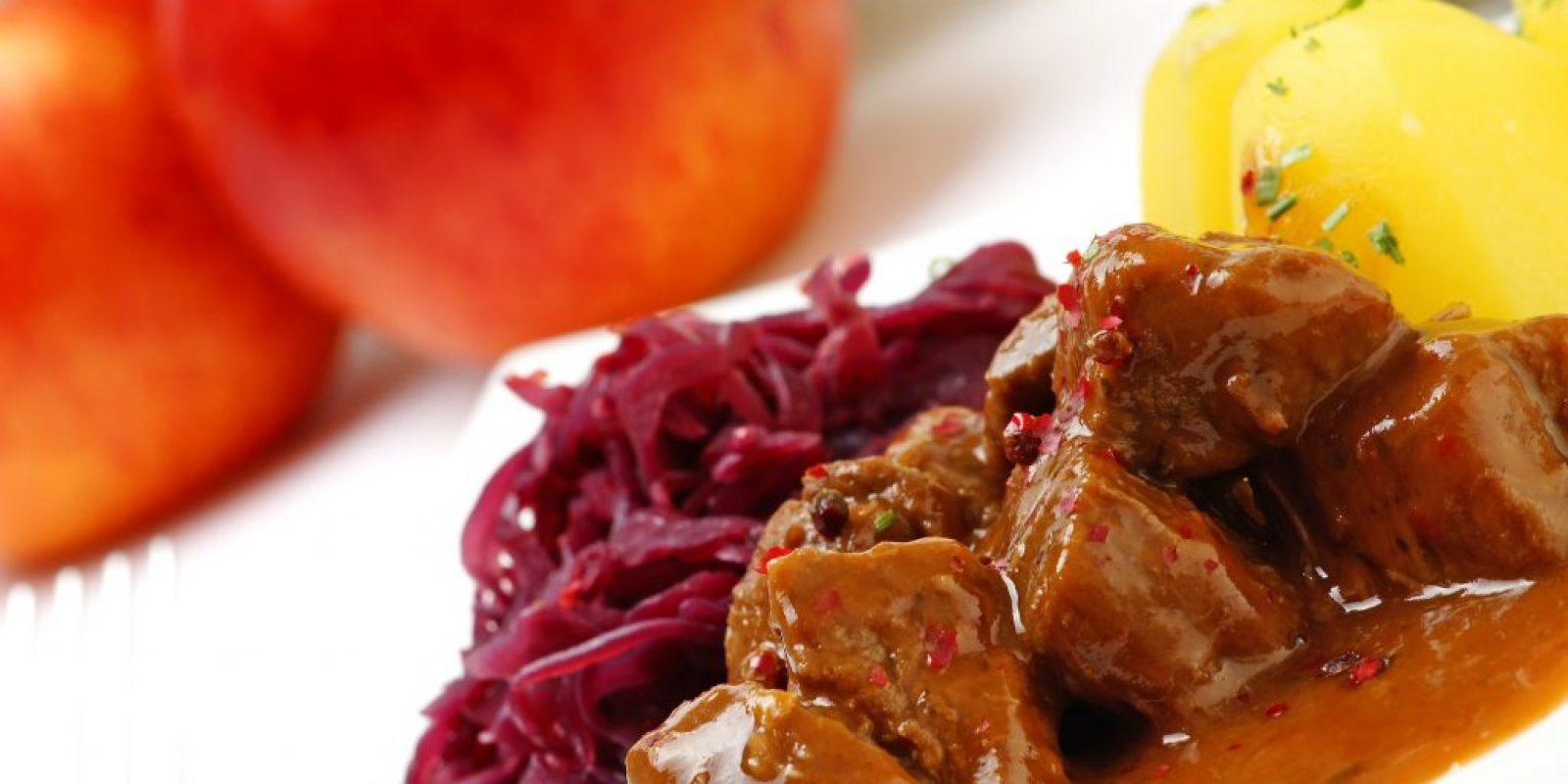 Gulasch, Rotkohl und Kartoffeln