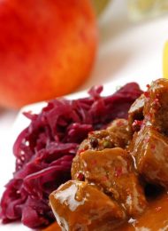 Gulasch, Rotkohl und Kartoffeln