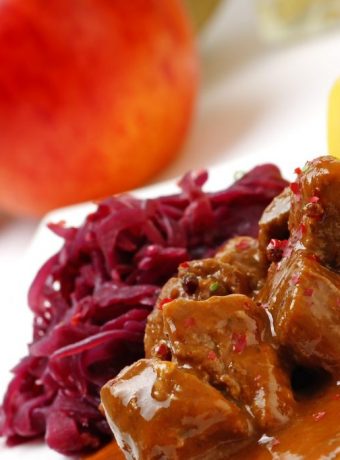 Gulasch, Rotkohl und Kartoffeln