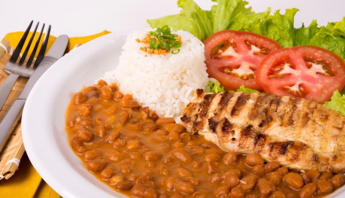 Hähnchenbrustfilet mit braunen Pintobohnen, Reis und Salat