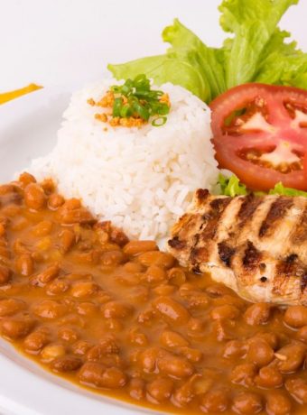 Hähnchenbrustfilet mit braunen Pintobohnen, Reis und Salat