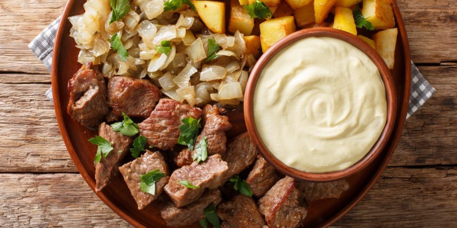 Rindfleisch-Rydberg mit geschmorten Zwiebeln und Bratkartoffeln mit Senfsauce