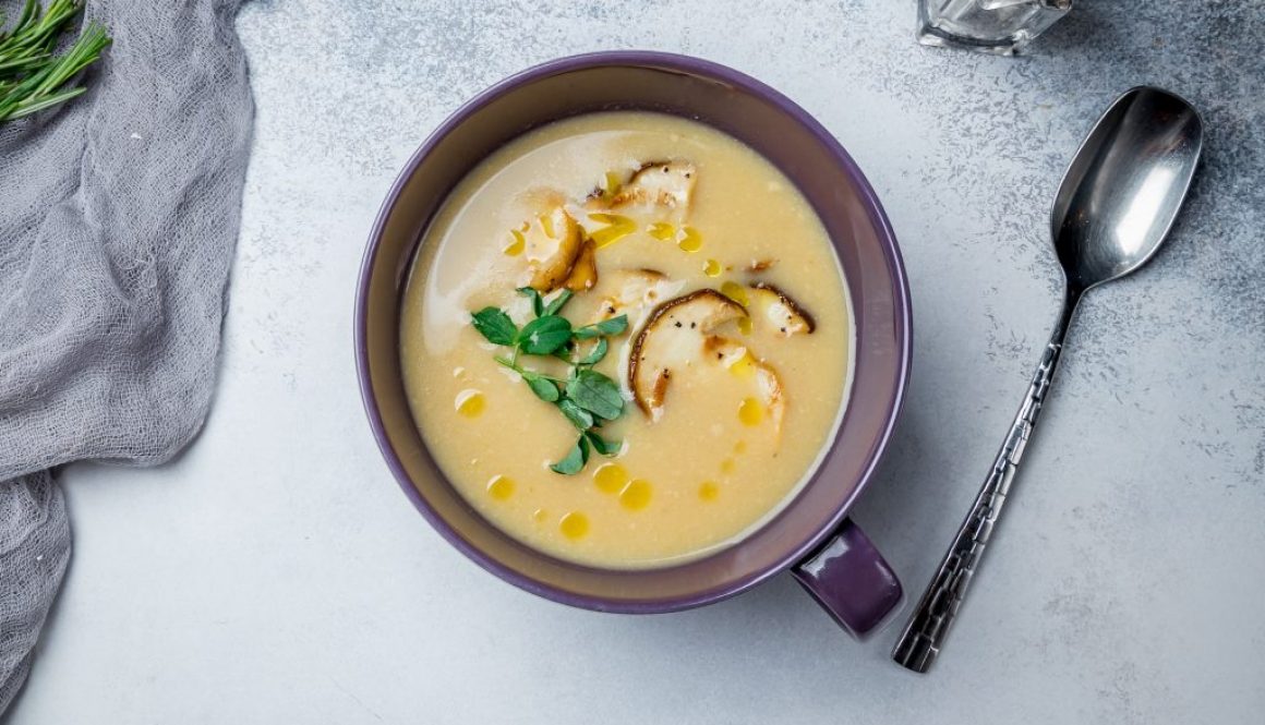 Steinpilz-Pilzsuppe mit frischen Kräutern