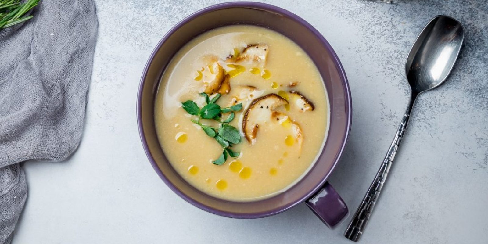 Steinpilz-Pilzsuppe mit frischen Kräutern