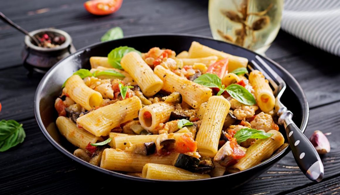 Rigatoni-Nudeln mit Hühnerfleisch