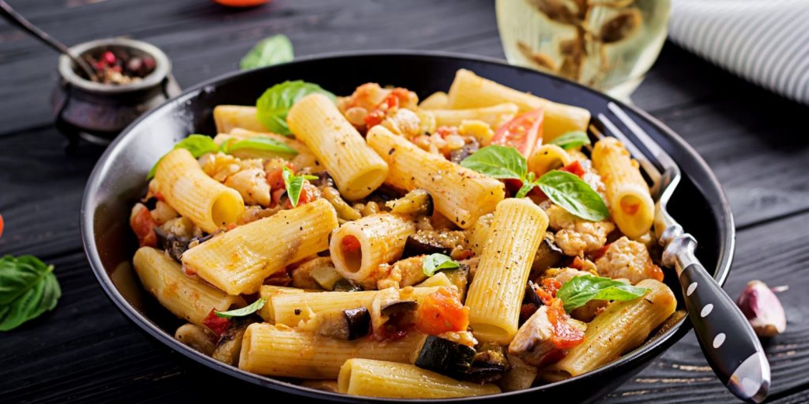 Rigatoni-Nudeln mit Hühnerfleisch