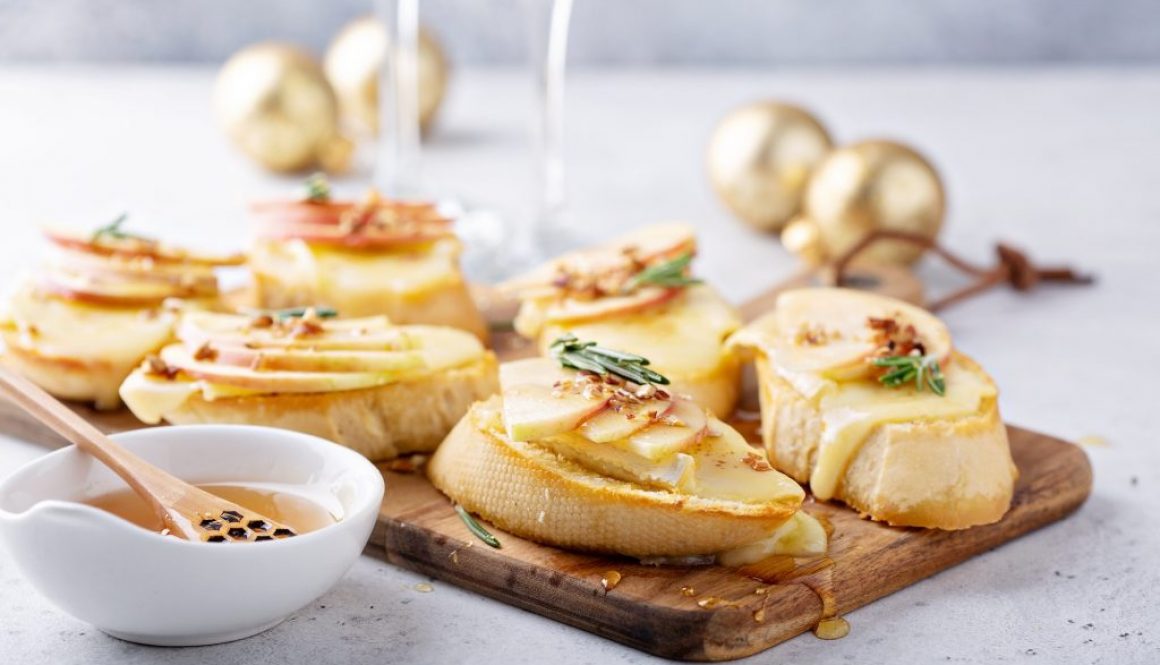 Birnen-Brie-Crostini mit Honig Pekannuss und Rosmarin