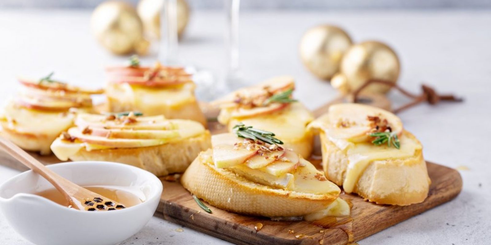 Birnen-Brie-Crostini mit Honig Pekannuss und Rosmarin