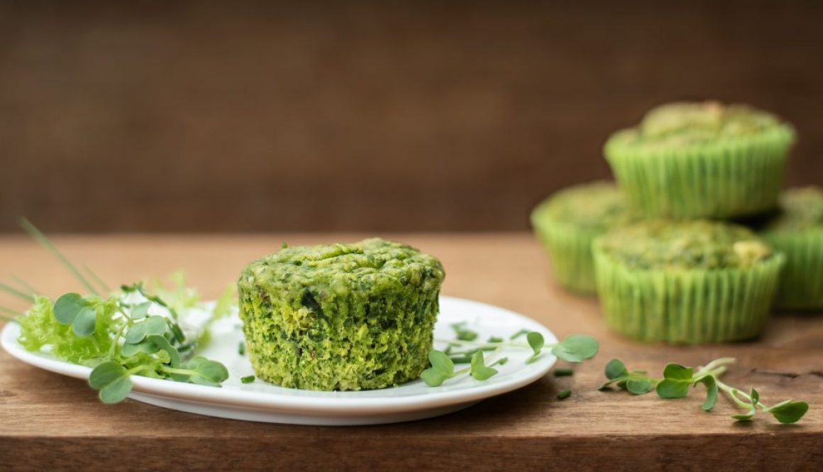 Grüne Muffins mit Schafskäse und Dip