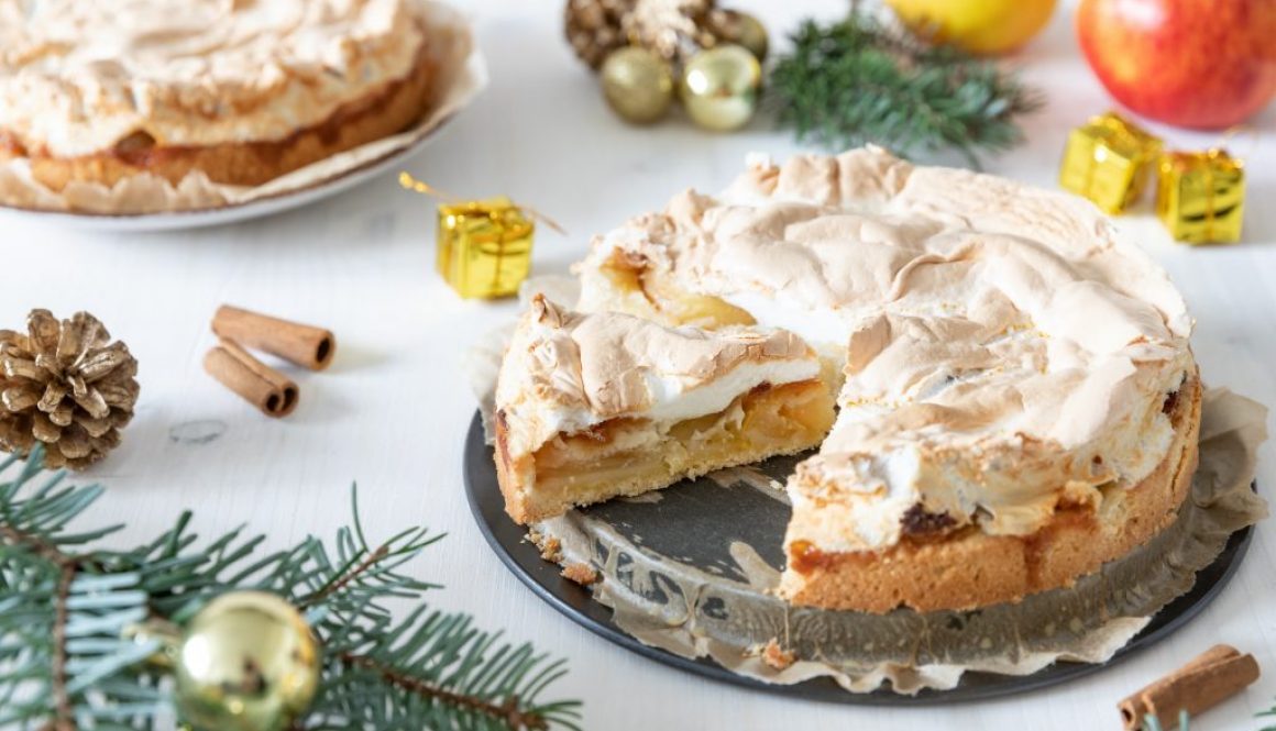 Kuchen mit Apfel und Marzipan mit einer Haube aus Baiser