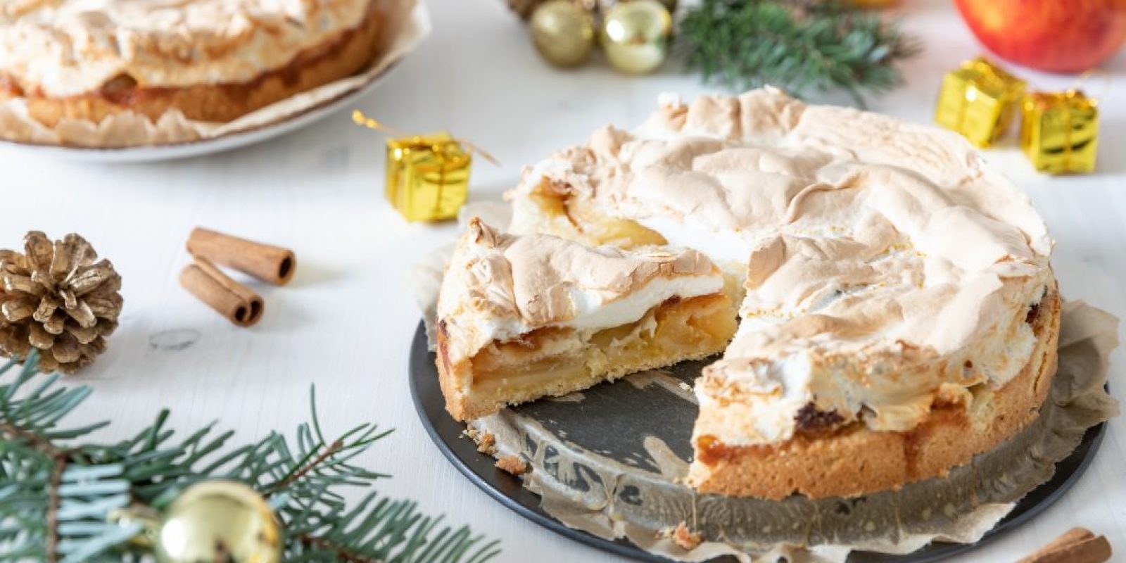 Kuchen mit Apfel und Marzipan mit einer Haube aus Baiser