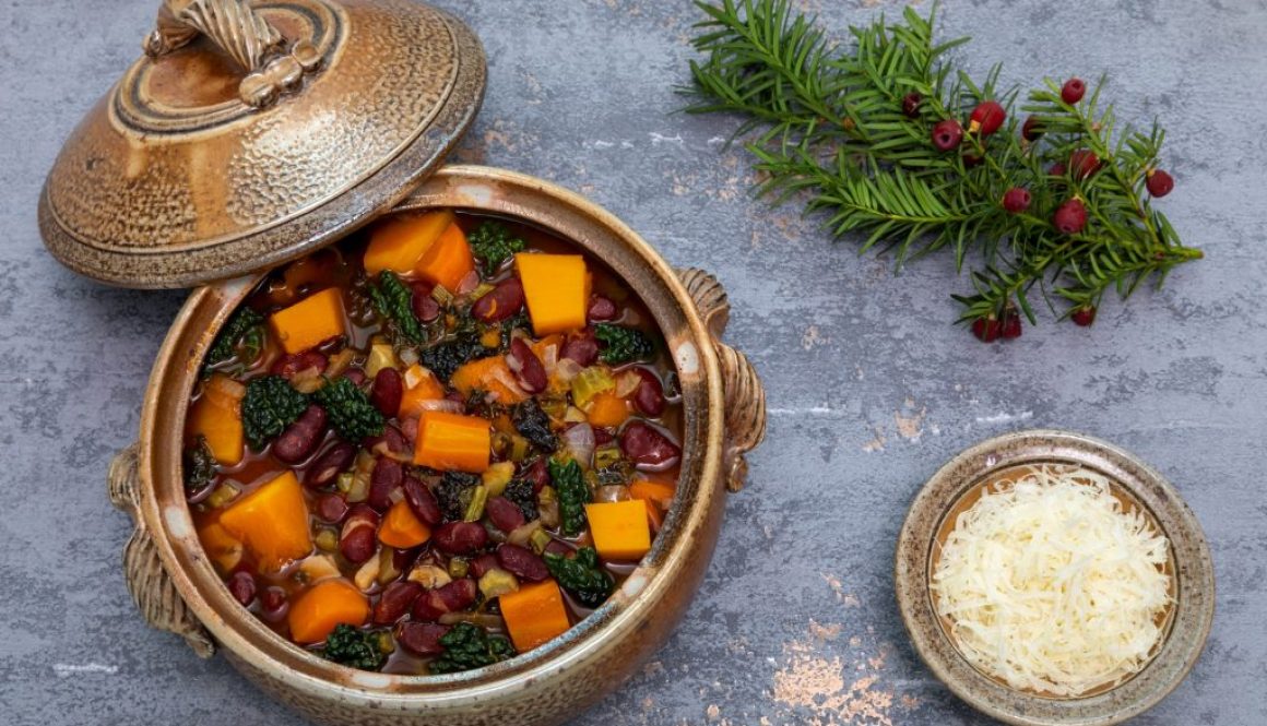 Bohneneintopf mit Kürbis Grünkohlblätter und Karotte