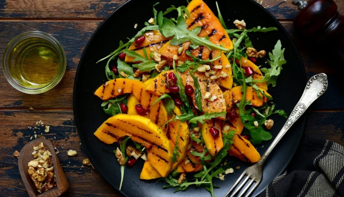 Gegrillter warmer Kürbissalat mit Rucola Walnüssen und Granatapfelkernen