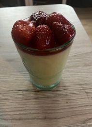 Grießbrei mit Erdbeeren