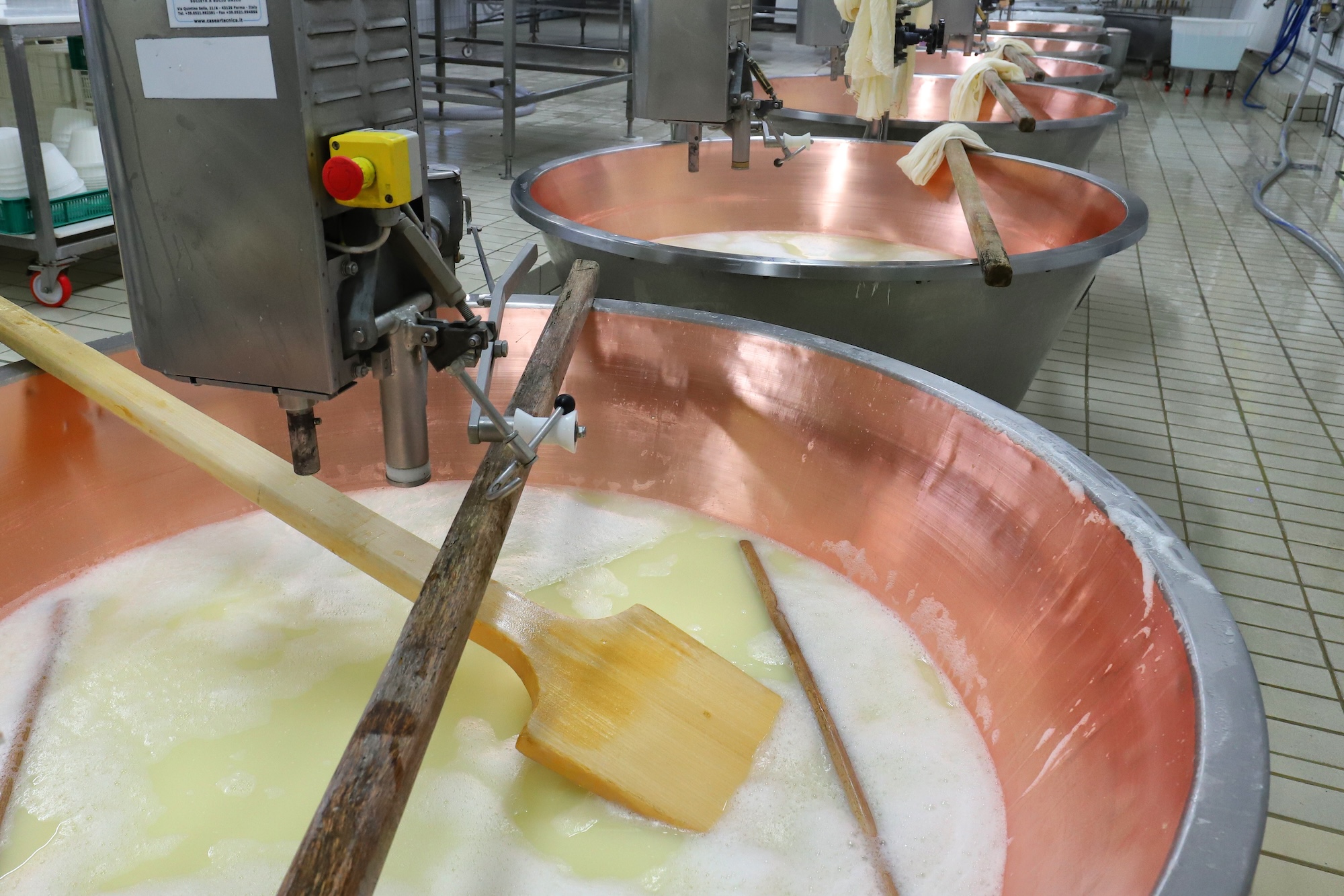Parmigiano Reggiano-Käse Herstellungsprozess Parmigiano Reggiano-Käse Herstellungsprozess