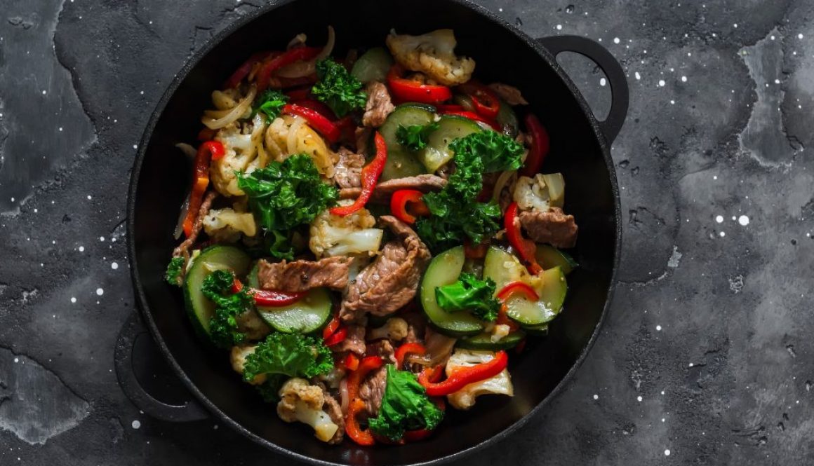 Rindereintopf mit Zucchini, Blumenkohl, Paprika, Grünkohl