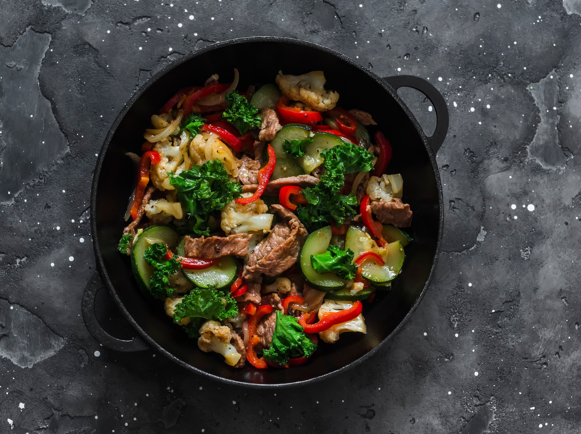 Rindereintopf mit Zucchini, Blumenkohl, Paprika, Grünkohl Rindereintopf mit Zucchini, Blumenkohl, Paprika, Grünkohl