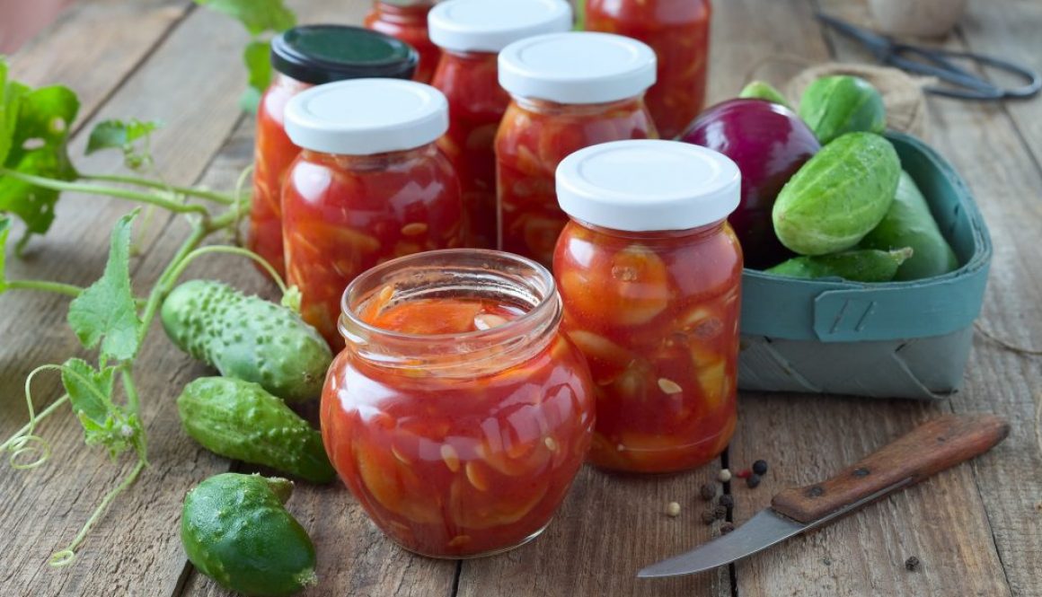 Eingemachte Gurken in Tomaten-Soße