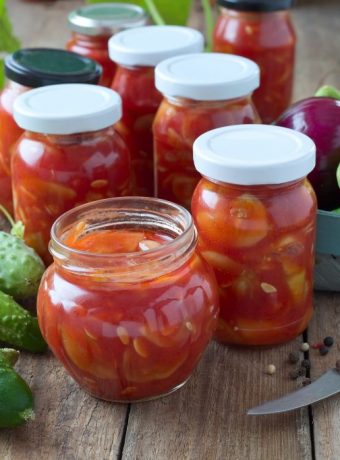 Eingemachte Gurken in Tomaten-Soße