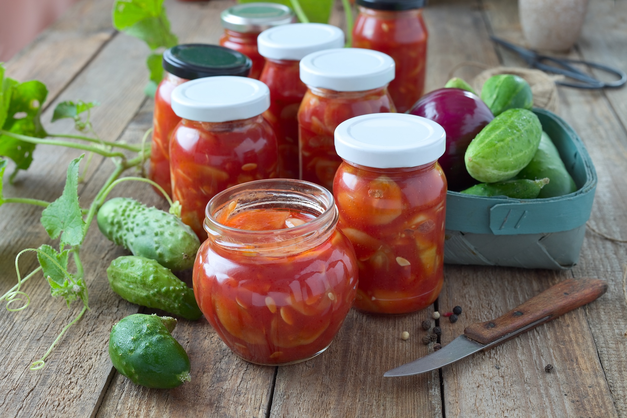 Eingemachte Gurken in Tomaten-Soße Eingemachte Gurken in Tomaten-Soße