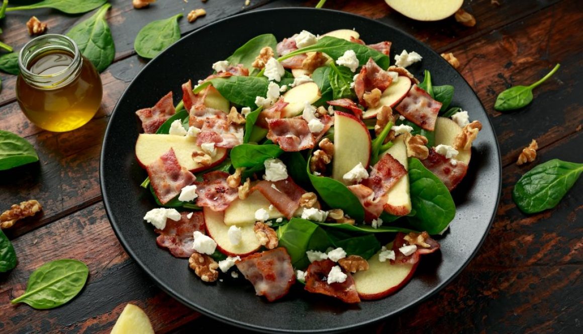 Speck Apfelsalat mit Spinat Walnüssen und Fetakäse