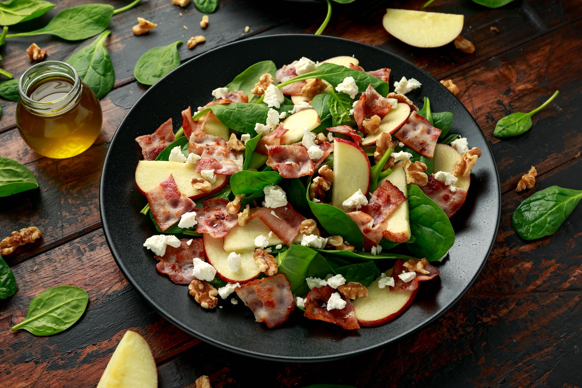 Speck, Apfelsalat mit Spinat, Walnüssen und Fetakäse