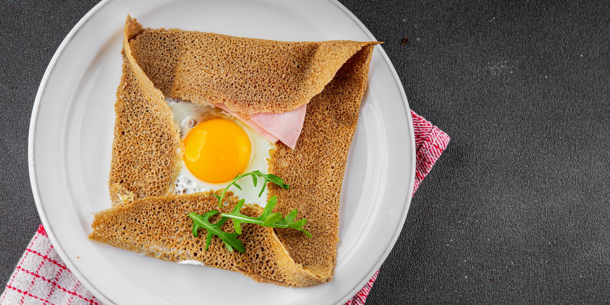 Galette Sarrasin Spiegelei in bretonischer Crêpe-Galette Galette Sarrasin Spiegelei in bretonischer Crêpe-Galette