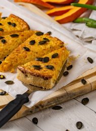 Kürbis Feta Quiche mit Frühlingszwiebeln und Kürbiskernen