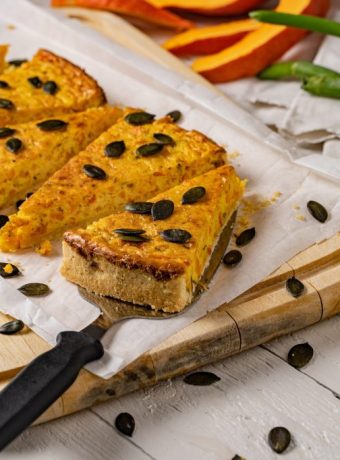 Kürbis Feta Quiche mit Frühlingszwiebeln und Kürbiskernen