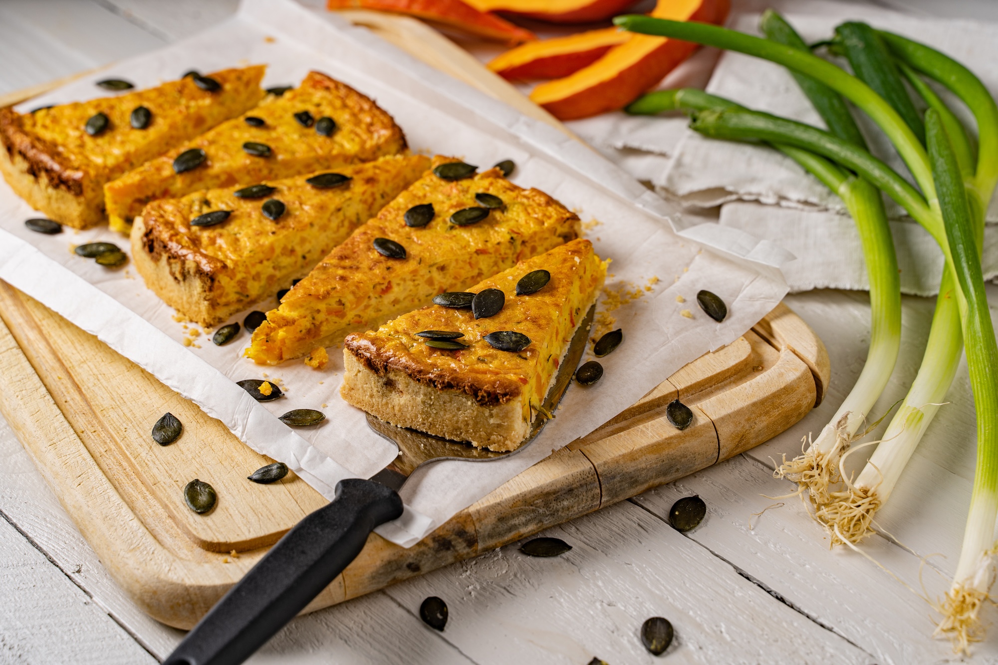 Kürbis Feta Quiche mit Frühlingszwiebeln und Kürbiskernen Kürbis Feta Quiche mit Frühlingszwiebeln und Kürbiskernen